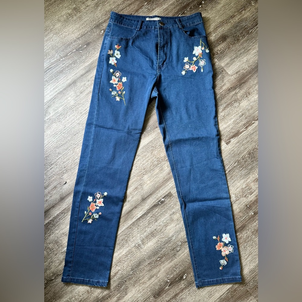 NWOT Flower Embroidered Skinny jeans